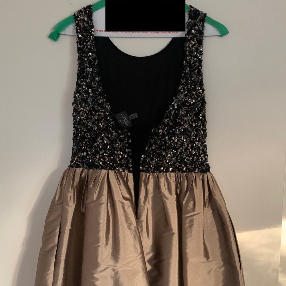 ADRIANNA PAPELL, SEQUIN SLEEVELESS COCKTAIL DRESS (pre-owned) dry cleaned size 4